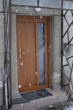 Vchodové dveře, plastové okno - Hukvaldy